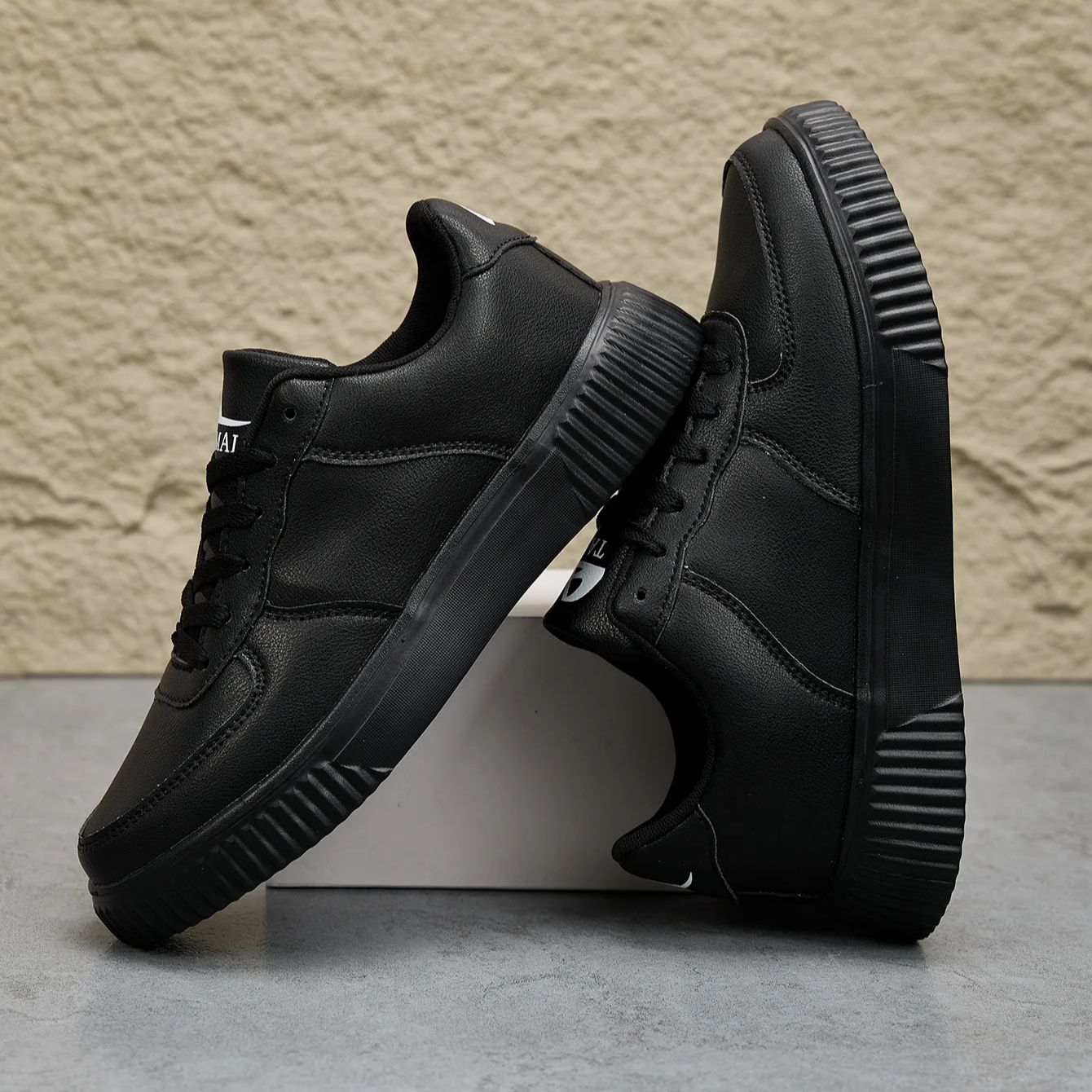 Homens ao ar livre sapatos de  - Men'S Shoes Black And White avaliação e preço